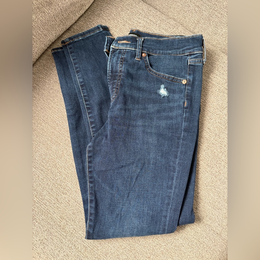 Almost brand new Express ripped skinny jeans, size 6R, mid rise, very stretchy!